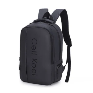 Morral negro liso de viaje con logo vertical "Celi Koel" en el frente, correas acolchadas.