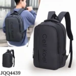 Mochila negra marca Celi Koel, estilo moderno y compacto, mostrada en detalle y usada por un hombre casual. Código JQQ4439.
