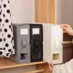 Cajas organizadoras de tela para ropa de cama en gris, negro y beige, con ventana y asa, en armario.