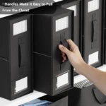 Caja organizadora negra con asa, para ropa de cama, se extrae de un estante.