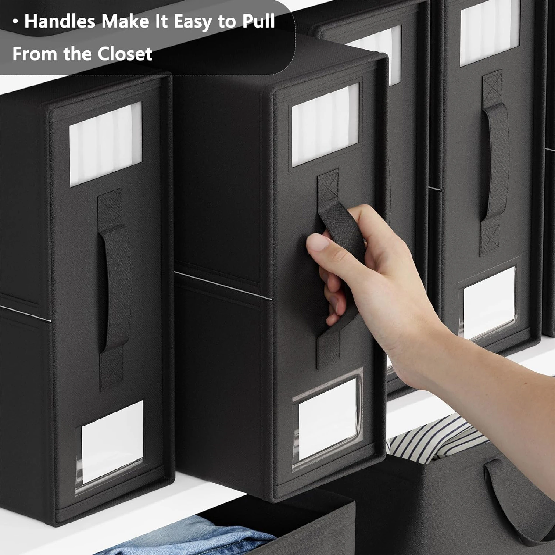 Caja organizadora negra con asa, para ropa de cama, se extrae de un estante.