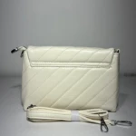 Bolso Balenciaga blanco acolchado con correa de hombro y herrajes plateados, visto de lado.