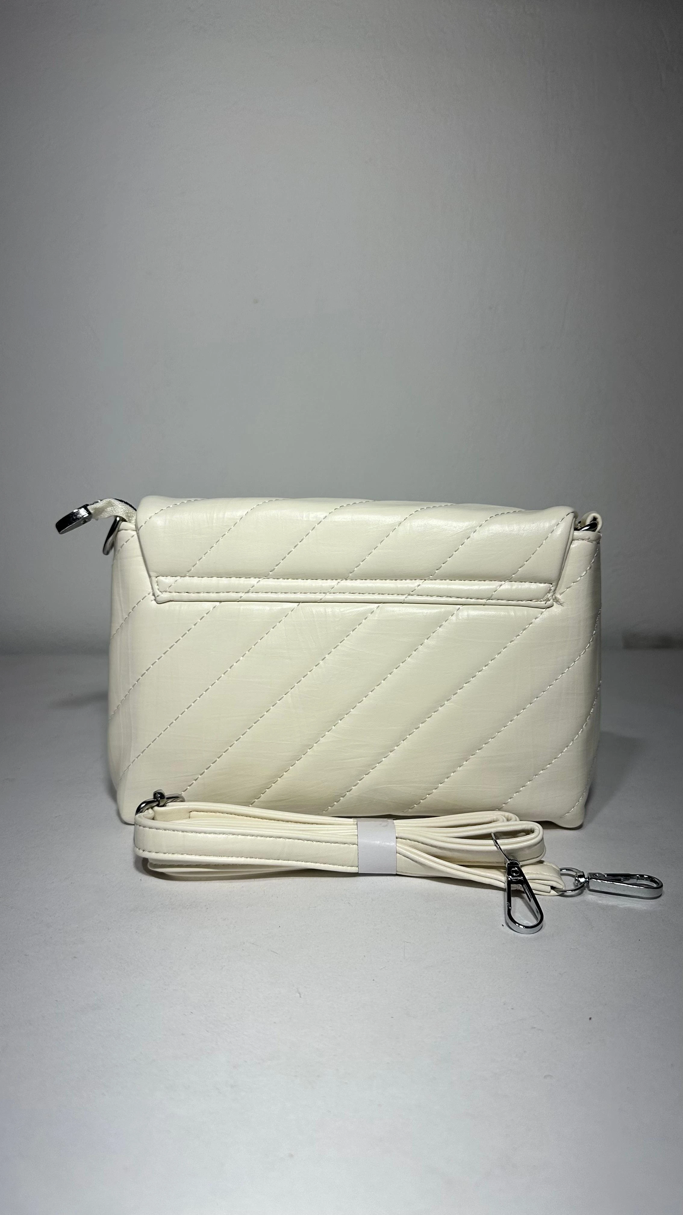Bolso Balenciaga blanco acolchado con correa de hombro y herrajes plateados, visto de lado.