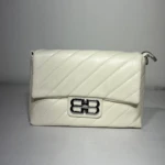 Bolso Balenciaga acolchado blanco con logo plateado B.