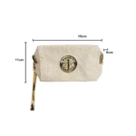 Cosmetiquera escarchada color marfil, con diseño dorado central. Dimensiones: 19x11x6 cm.