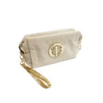 Cosmetiquera escarchada beige con aplique dorado circular y correa de mano.