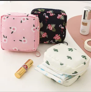 Estuche organizador de toallas o cosmetiquera con estampado de cactus, flamenco y flores.