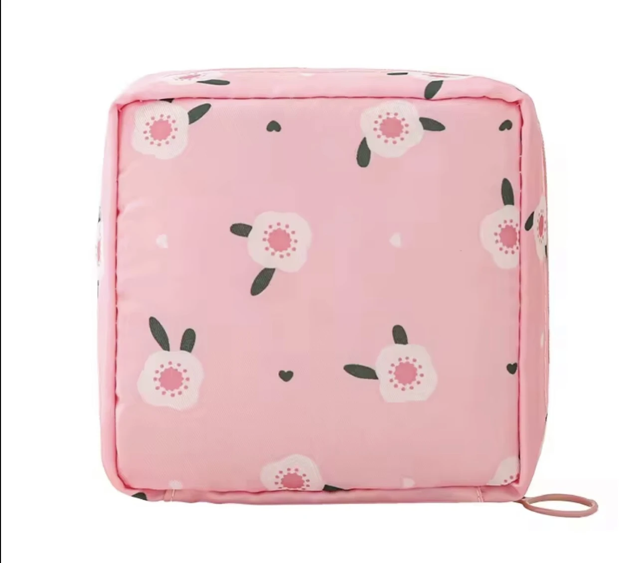 Cosmetiquera rosa cuadrada con estampado de flores blancas y detalles verdes.