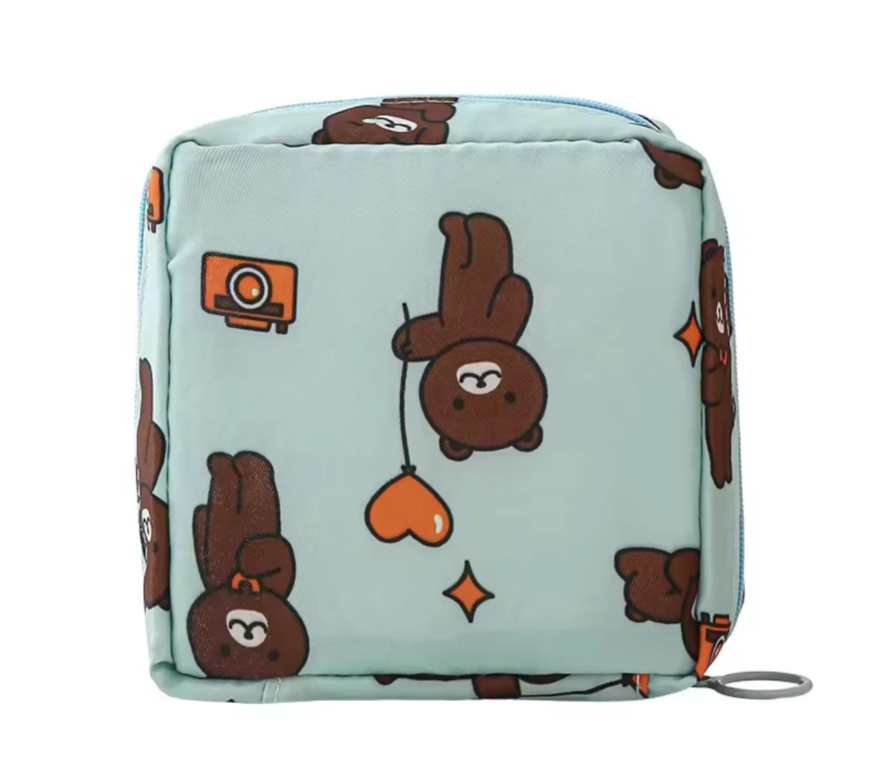 Cosmetiquera cuadrada azul claro con estampado de osos marrones y globos en forma de corazón.