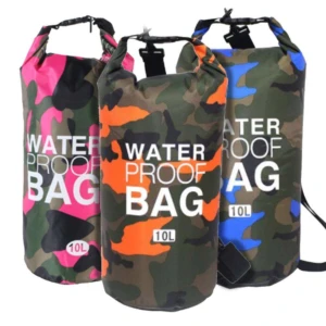 Tres bolsas impermeables tipo dry bag, camufladas en diferentes colores (fucsia, naranja, azul), con capacidad de 10L.