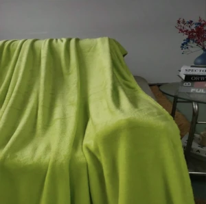 Cobija Piel de Ángel Queen verde brillante, textura suave, ideal para sofá.