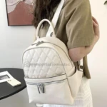 Morral blanco acolchado con cremalleras plateadas y bolsillos laterales, moda femenina.