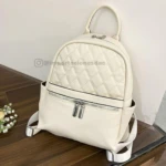 Morral dama blanco acolchado con cremalleras plateadas y asa superior, estilo moderno.