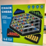 Caja de juego de mesa "Chain Chess" con tablero hexagonal y piezas de colores azul, rojo, verde y amarillo.