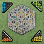 Juego de mesa Ajedrez Triangular con piezas de colores azul, verde, naranja, amarillo y negras sobre césped artificial.
