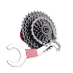Cassette de bicicleta Shimano con cadena y llave extractora blanca con mango rojo para mantenimiento.