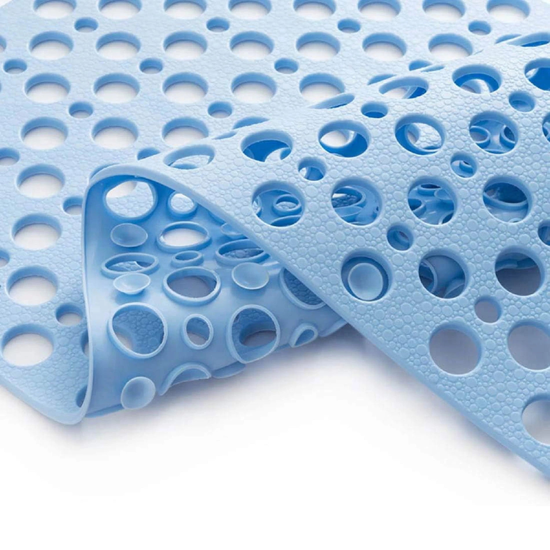 Tapete de ducha antideslizante azul claro con textura de burbujas y orificios para drenaje.