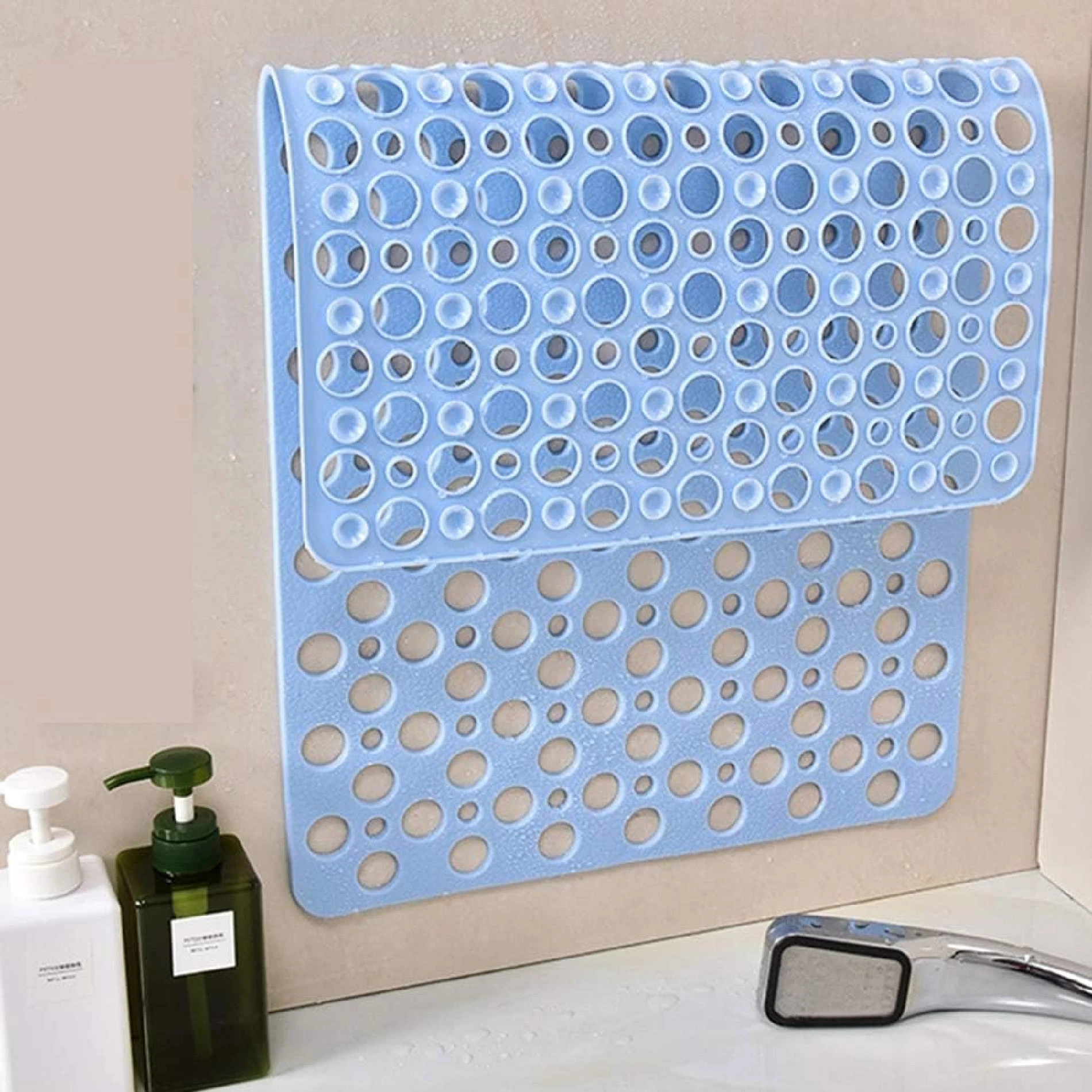 Alfombra de ducha antideslizante azul de PVC con textura de círculos, ideal para baño.