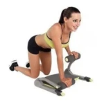 Mujer realizando ejercicio de rodillas con máquina abdominal Wonder Core gris y verde lima para tonificación.