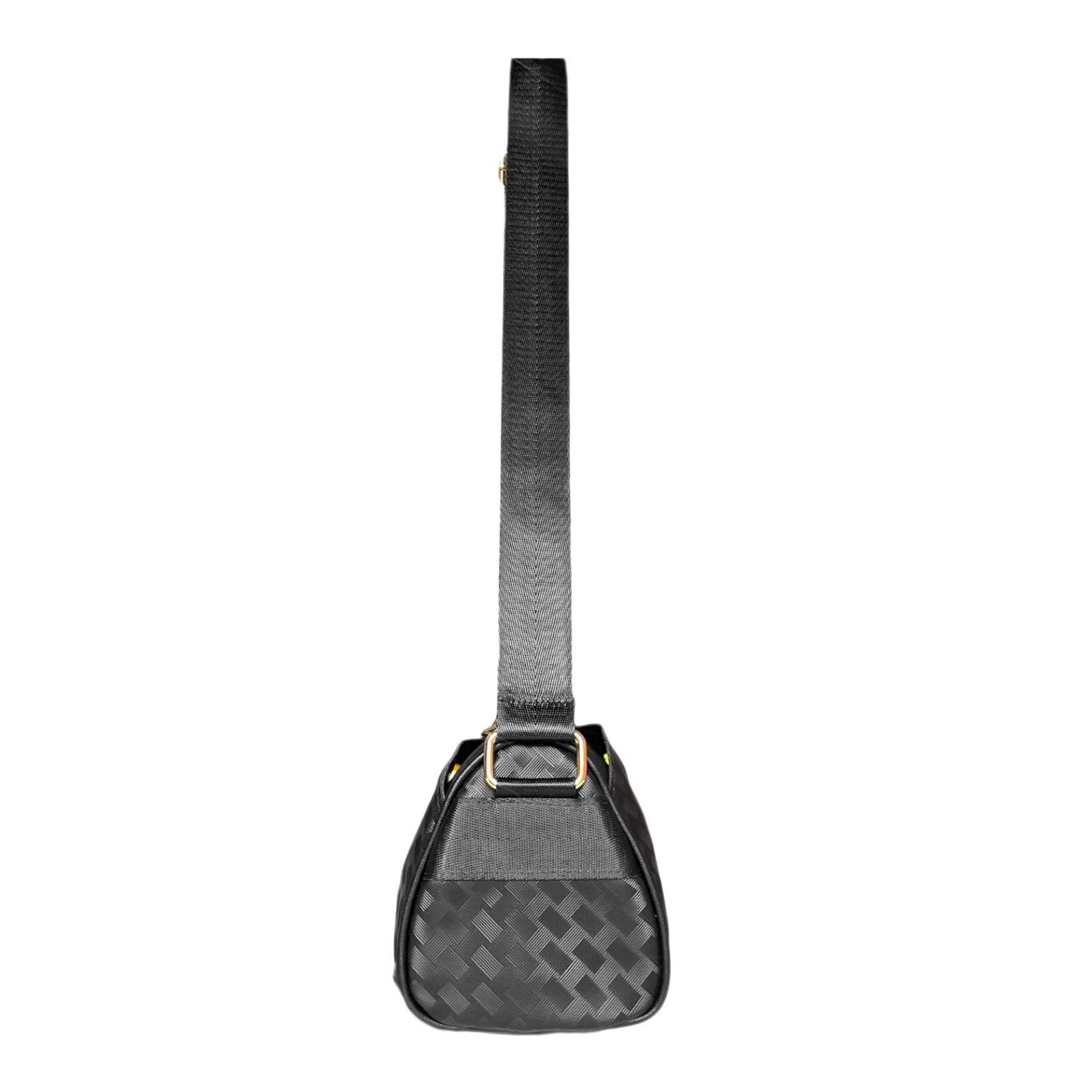 Bolso pequeño tipo cubo negro, textura trenzada en relieve, visto de lado con correa ajustable oscura.