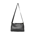 Bolso cruzado negro dama Karla Chacon Dana con correa delgada y textura tejida tipo cestería.