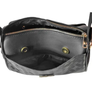 Interior abierto de bolso negro, mostrando compartimento con cierre metálico dorado y bolsillo frontal con textura tejida en relieve.