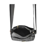 Bolso cruzado negro Karla Chacon Dana abierto, mostrando interior oscuro y textura trenzada en relieve en el cuerpo.