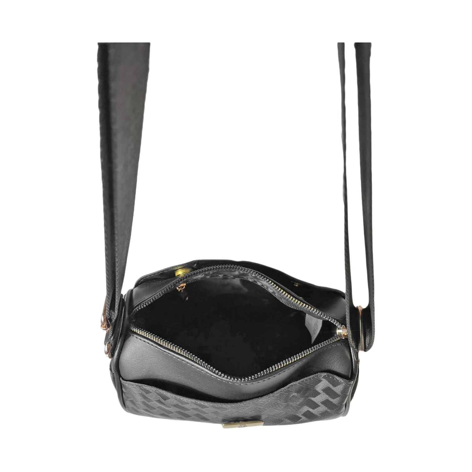 Bolso cruzado negro Karla Chacon Dana abierto, mostrando interior oscuro y textura trenzada en relieve en el cuerpo.