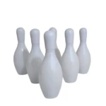 Seis pinos de boliche blancos apilados, listos para un juego de mesa.