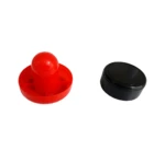 Paleta roja y disco negro para juego de mesa bolos agilidad destreza.