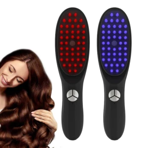 Cepillo estimulador capilar negro con tecnología de luz LED roja y azul, junto a una mujer con cabello largo y saludable, ideal para cuidado del cuero.