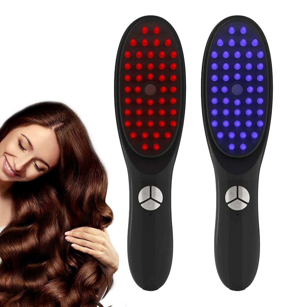 Cepillo estimulador capilar negro con tecnología de luz LED roja y azul, junto a una mujer con cabello largo y saludable, ideal para cuidado del cuero.