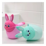 Dos tazas regadera para baño con forma de conejos, una rosa y otra verde menta, con caritas y orejas.