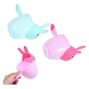 Tazas regadera para baño de conejo en rosa y azul. Una taza rosa es sostenida por una mano.