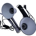 Dos lámparas de mesa tipo arquitecto, una blanca y una negra, mostrando bombilleros, cables con interruptor y clavijas tipo americano.