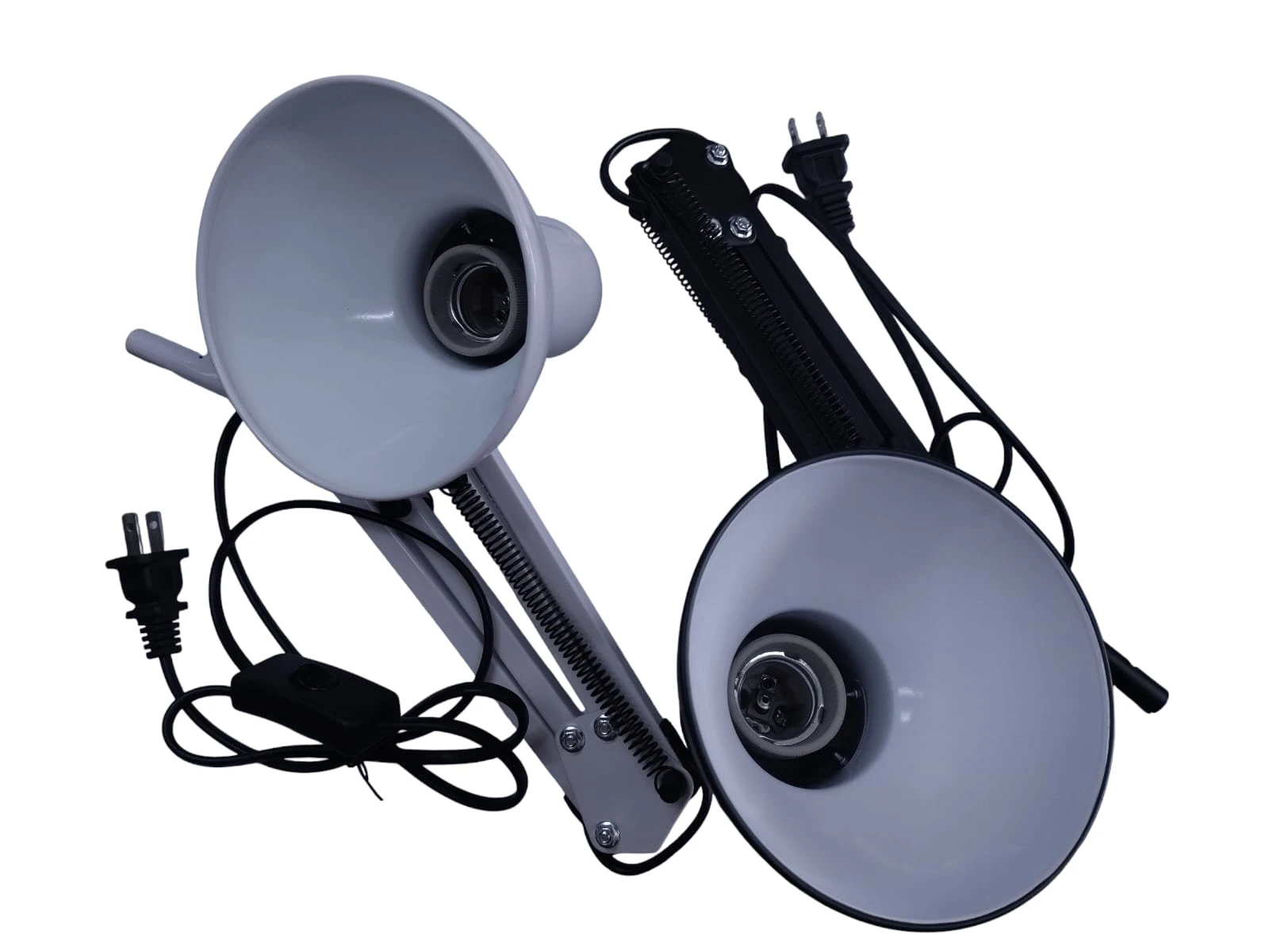 Dos lámparas de mesa tipo arquitecto, una blanca y una negra, mostrando bombilleros, cables con interruptor y clavijas tipo americano.