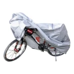 Cubierta protectora gris para bicicleta de montaña, cubriendo parcialmente el marco, la rueda delantera y el asiento.