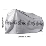 Cubierta impermeable gris para bicicleta o scooter, dimensiones 200cm largo por 110cm alto, con siluetas de vehículos impresas.