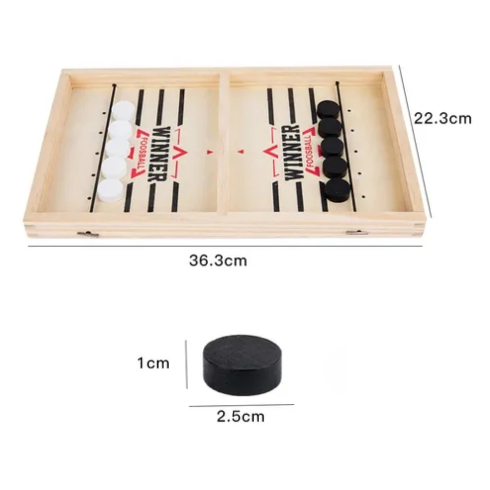 Juego de mesa hockey de madera para dos jugadores con discos blancos y negros, medidas 36.3x22.3 cm.