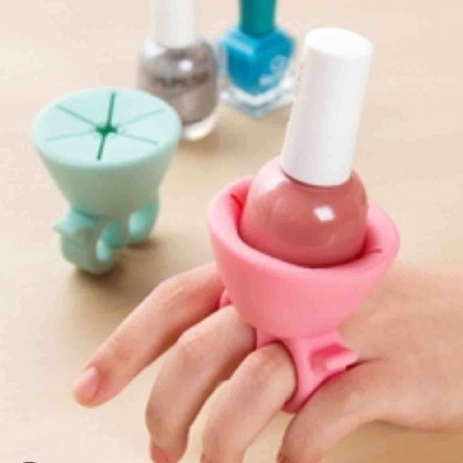 Soporte anillo silicona rosa para sostener esmalte uñas mientras se aplica. Portaesmaltes auxiliar.
