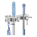 Soporte organizador acero inoxidable 26,5 cm con rodillos para escobas y ganchos. Medida de gancho 4 cm, altura 3 cm.
