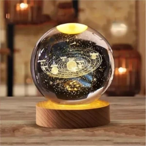 Lámpara decorativa globo cristal sistema solar iluminado sobre base madera.