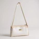 Bolso de hombro Karla Chacon Dana, beige claro, con textura de rombos sutiles en el cuerpo y correa delgada.