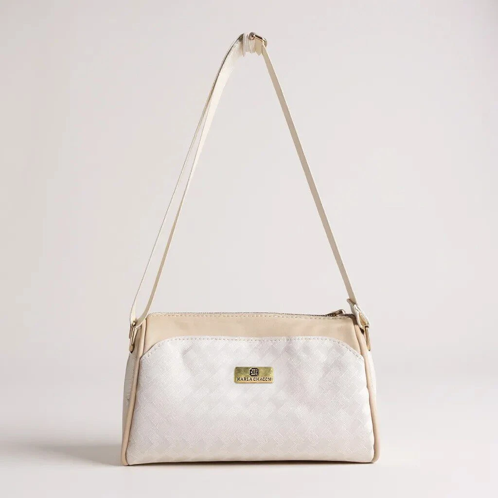 Bolso de hombro Karla Chacón Dana, bicolor blanco texturizado y beige liso, con correa delgada y placa metálica dorada.