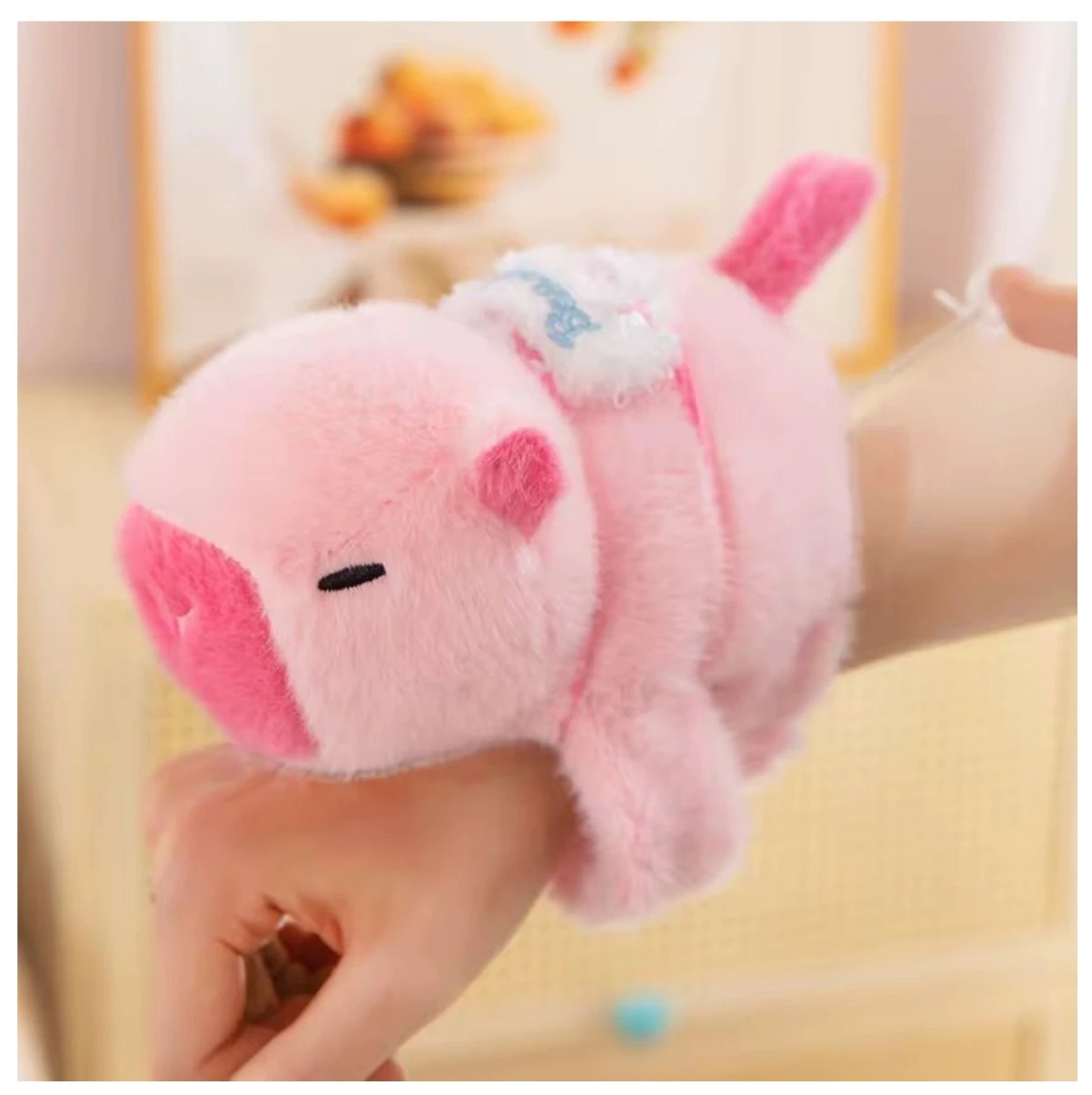 Pulsera de peluche capibara rosa con mochila, suave y acurrucada en la muñeca.