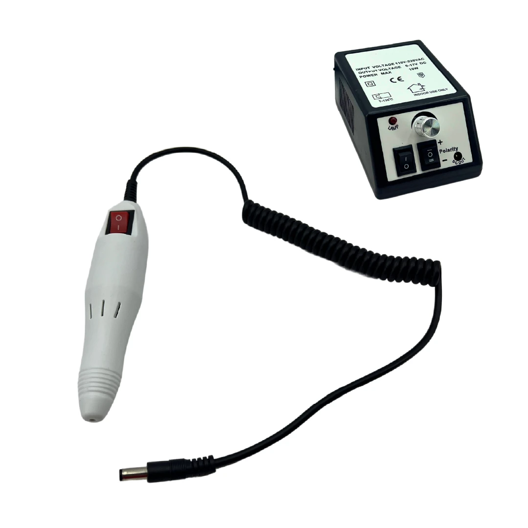 Pulidora de uñas eléctrica profesional con control de velocidad, pieza de mano blanca, cable espiral y base de alimentación con interruptor de polaridad.