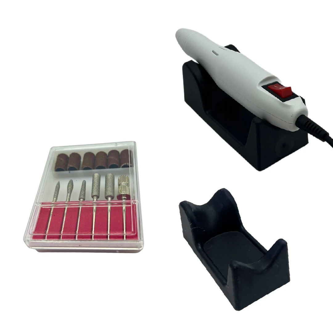 Pulidora de uñas eléctrica blanca con interruptor rojo, base de apoyo negra, estuche con cinco brocas metálicas y seis cilindros de lija para manicura.