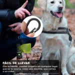 Dispensador de bolsas para perro negro con mosquetón y bolsas verdes, colgado de correa.