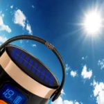 Lámpara solar exterior LED 50W con panel azul brillante y pantalla digital en cielo azul soleado.