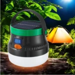 Lámpara solar led de camping con pantalla blanca, panel solar, pantalla digital y botón naranja.